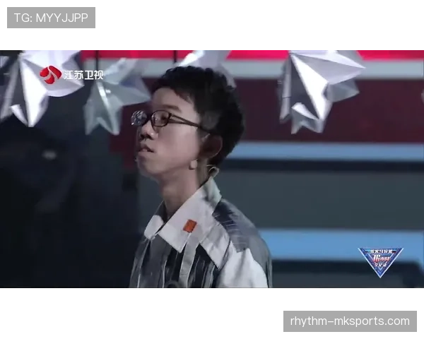 莱万凌晨四点喝蛋白粉的样子，像极了我熬夜刷他豪宅视频